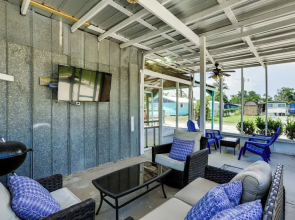 Walk to Pier & River: Dtwn Steinhatchee Escape!