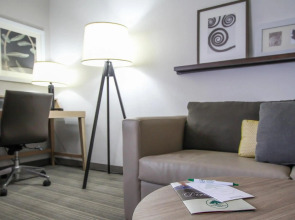 GreenTree Inn & Suites Phoenix Sky Harbor