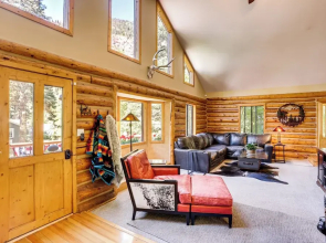 Cozy Ouray Apartment, Steps to Riverwalk Trail!