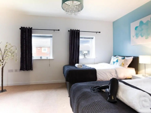 3 Bedroom 3 Bathroom House in Central Milton Keynes with Garden, Free Parking and Smart TV - Contractors, Relocation, Business Travellers