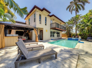 Pool & Home Theater: Lighthouse Point Home!