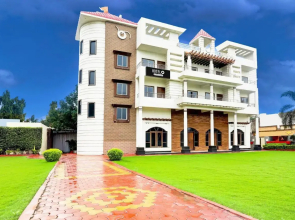 OYO 27960 Hotel Divya Sai Palace