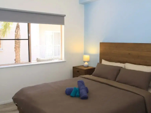 Contemporary Convenient Central Retreat