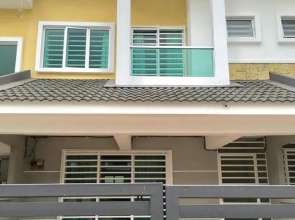 Golden Hill Double Storey Homestay at Night Market