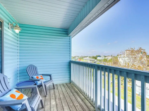 Walk to Beach: Condo w/ Balcony in Pcb!