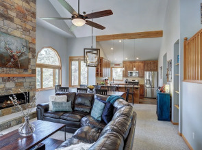 Marble Mountain Retreat 5 Bedroom Home by RedAwning