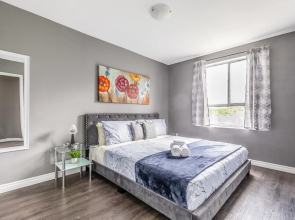 2BR Apartment w Netflix Near DT Hamilton