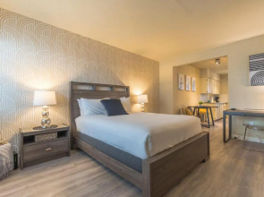 Art Deco Retreat 1 Block From The Beach