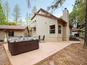 Mountain Retreat with Hot Tub & Pool Table - Just over 1 hour to Squaw Valley Resort! by RedAwning