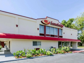 Econo Lodge Pottery