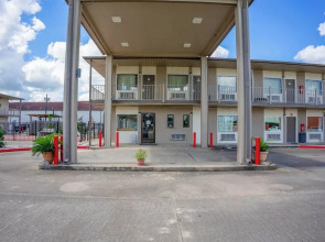 Regency Inn & Suites By OYO Bay City TX