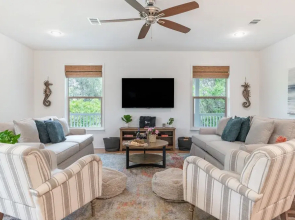 Dolphin Days by Avantstay Pool 0 2mi to Beach