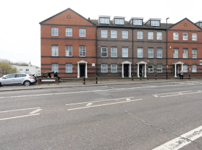 Modern 2-bed Home - Sleeps 6 & Free Parking