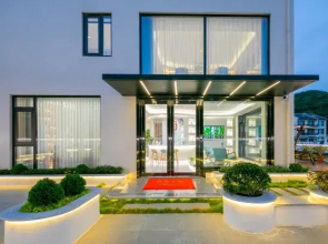 Haikuoyunshen·Super first-line sunrise sea view pool holiday villa (Xiaowushitang Branch)