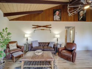Beech Mountain Cabin w/ Hot Tub: 1 Mi to Slopes!