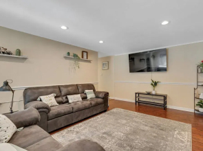 Beautiful Home With Private Hot Tub Close To Everything 4 Bedroom Residence by Redawning