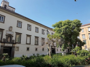 Sulle spalle della Regina