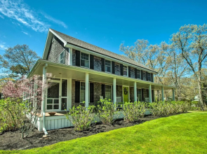 Traditional Martha's Vineyard Home w/ Porch & Yard