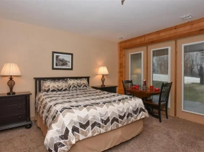 Seven Springs Stoneridge Ski-In/Out Condo with Mountain Views by RedAwning