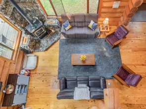 Soaring Pines Lodge 1 Bedroom Home by NW Comfy Cabins by RedAwning