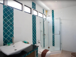 Phi Phi Long Beach Resort & Villa