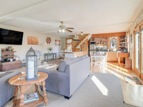 Riverfront Kingston Cottage w/ Deck, 2 Mi to Beach