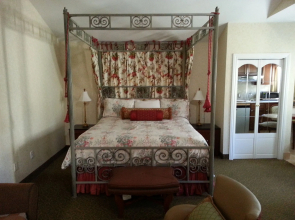 Vendange Carmel Inn & Suites