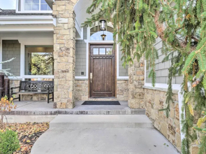 Luxe Sandy Home w/ Hot Tub: 9 Mi to Skiing!