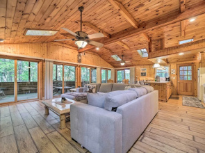 Fire Pit & Grill: Cozy Cabin in Lake Toxaway!