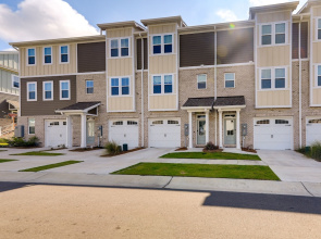 Beaufort Getaway w/ Pool Access, 2 Mi to Downtown!
