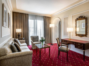 Sina Villa Medici, Autograph Collection