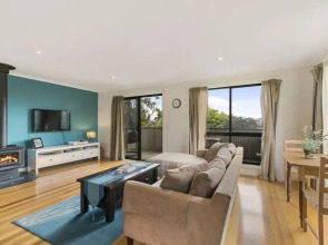 Phillip Island Time - Large home with self-contained apartment sleeps 11