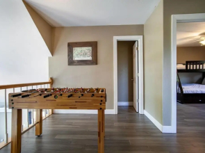 Hill Top Retreat, Lake access, hot tub, mtn view
