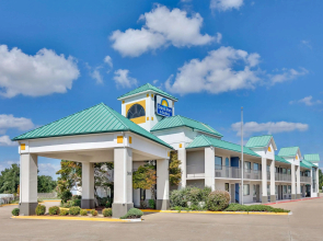 Days Inn & Suites by Wyndham Bentonville