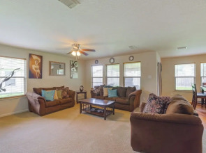 7 Mi to Downtown Baytown: Spacious Home w/ Yard