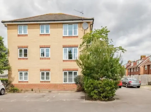 2 Bed Flat - Sleeps 4 - Pets - Parking - Garden