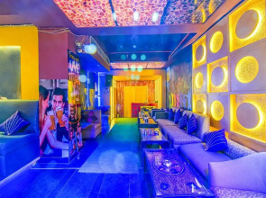 Fabhotel White Klove