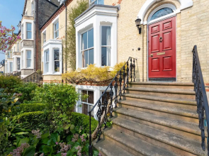 Melrose Lodge 4-bedroom house 1-bed flat