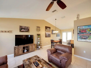 Screened Porch + Pool Access: Cozy Sebring Condo
