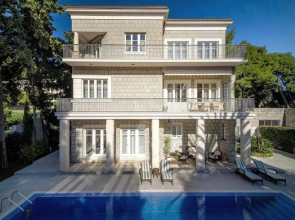 Villa Mestro - 5 Bedroom historical villa - Sea front with sea views - Perfect for families