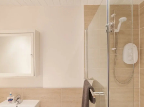 Stunning 2 bed near Haymarket with pool