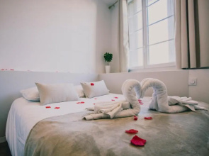 Escapade en Amoureux T2 luxueux, Love Room avec balnéo, 60m gare - hypercentre - La Porte Bleue 4