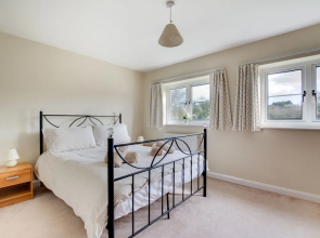 Serene Holiday Home in Hawkinge With Garden