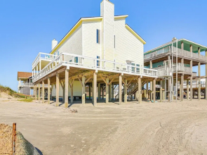 Beachfront Home w/ Deck + Views in Freeport!