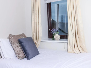Bright 3bed sleeps 9 with secret garden 5min walk to town