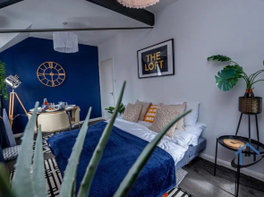 Flat 5, super king bed, free parking, workspace, free wi-fi
