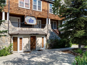 2BR Empire House Condo by RedAwning