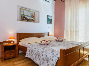 Villa Paladin - Spacious Villa with Pool near Garden Resort - 7 Min walk