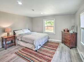 Modern Gold Bar Vacation Rental w/ Mountain View