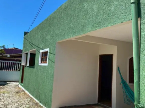 Casa aconchegante à 400m da Praia da Tartaruga - Ar condicionado - WIFI 450MB - Netflix - Cozinha Completa - Garagem
